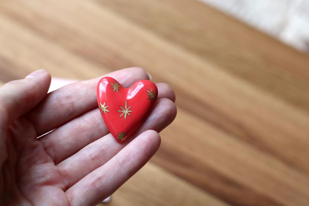 брошь "Сердце красное с золотыми снежинками"