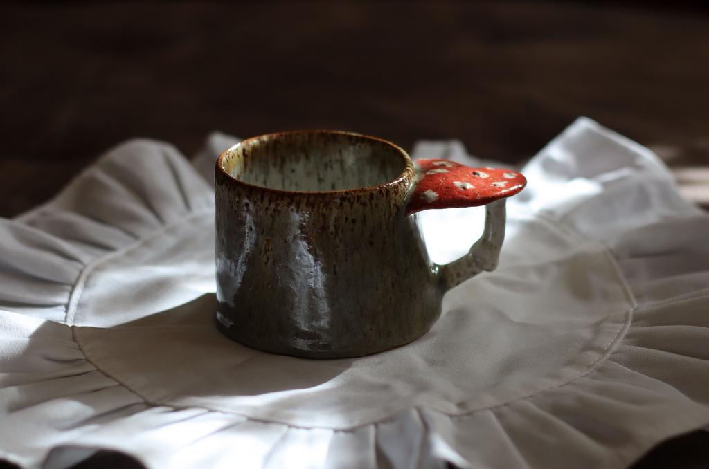 Кружка с мухомором зелёно-белая