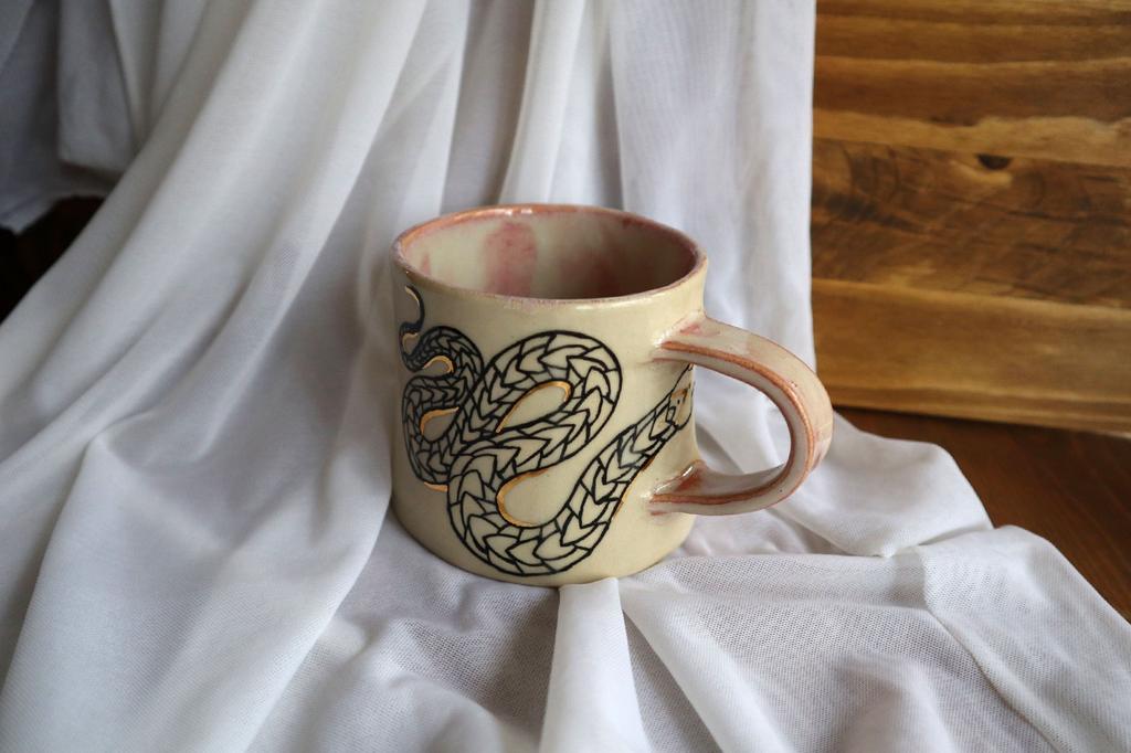 Кружка со змейками с золотом