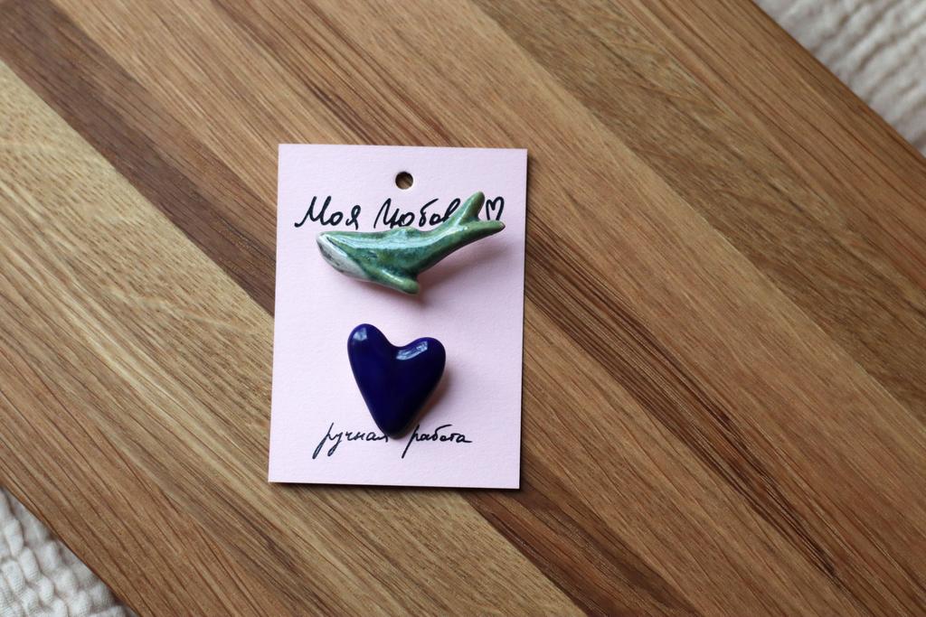 кит и сердце, комплект брошей