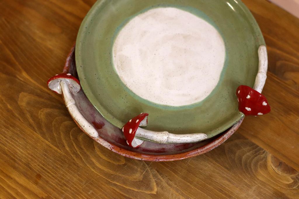 Тарелка 22 см с мухоморами плоская