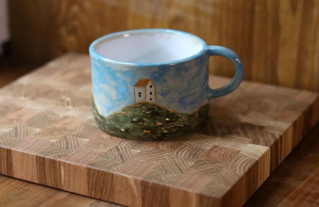 кружка "Дом на холме в бликах солнца на полях"