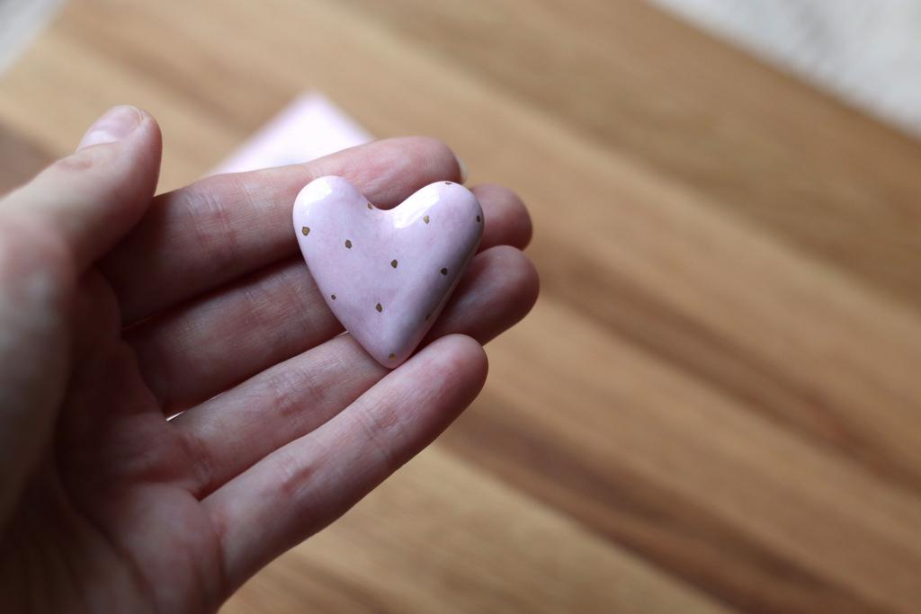 брошь "Сердце нежно-розовое с золотыми крапинками"