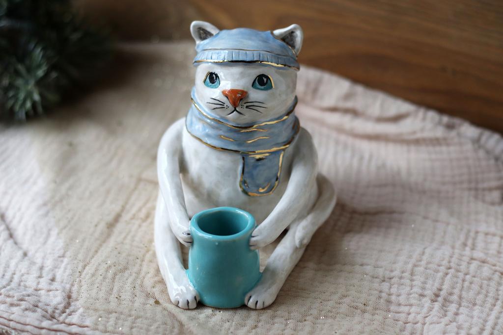 Кот-подсвечник Белый в голубой шапочке и шарфе