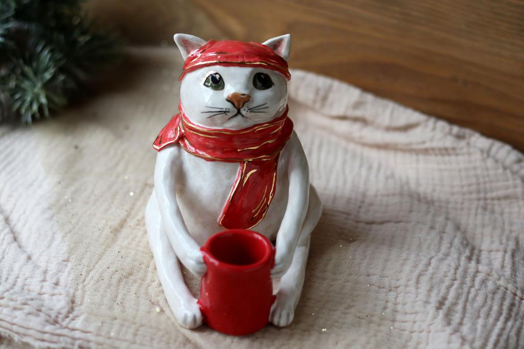Кот-подсвечник Белый в красной шапочке и шарфе
