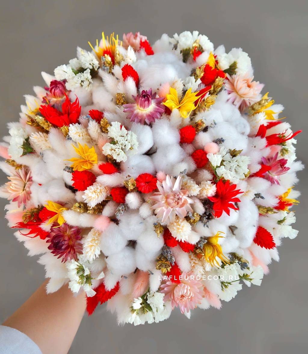 Букет из лагуруса в красно-белом стиле