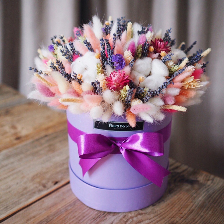 Букет из сухоцветов в шляпной коробке