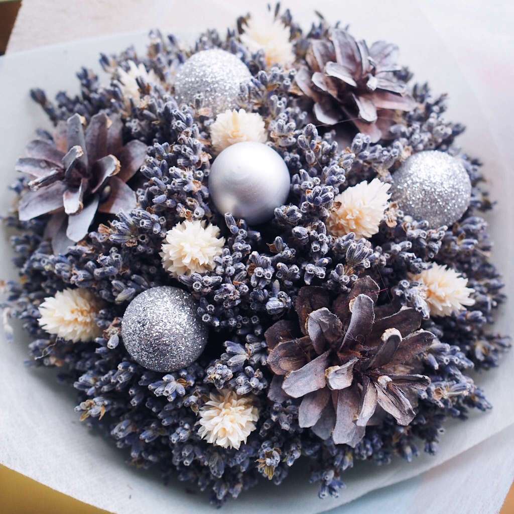 букет из лаванды и шишек