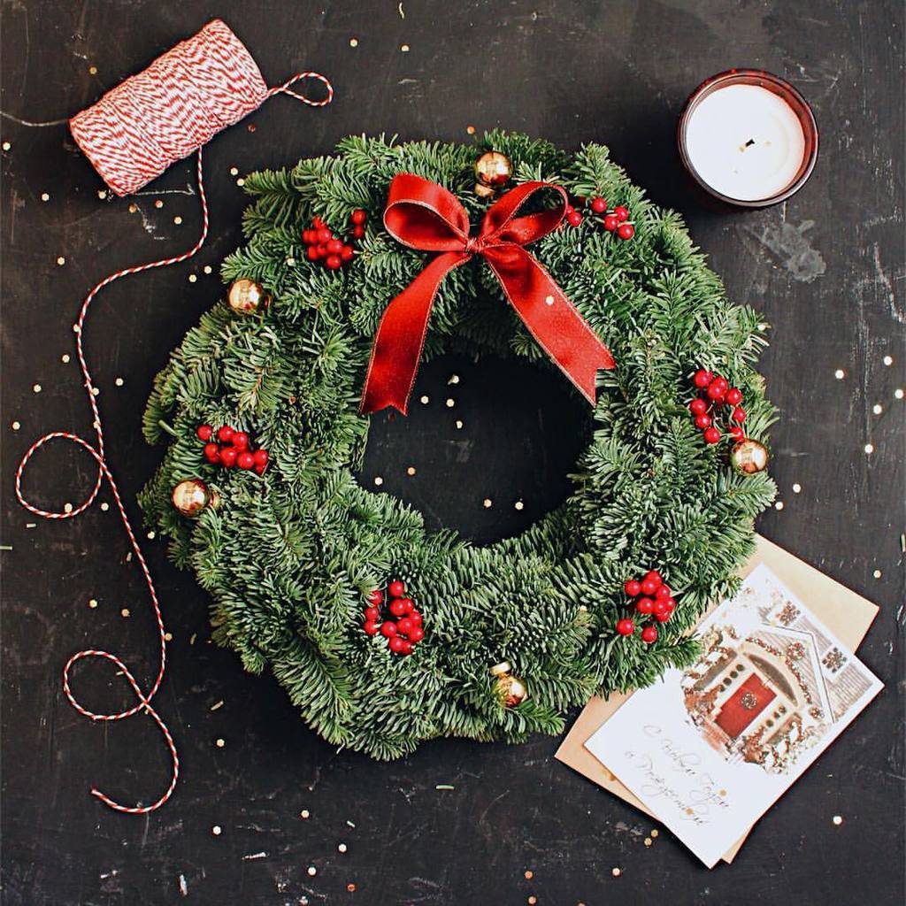 рождественский венок в стиле минимализма
