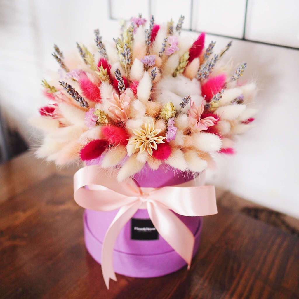 Композиция из сухоцветов в шляпной коробке