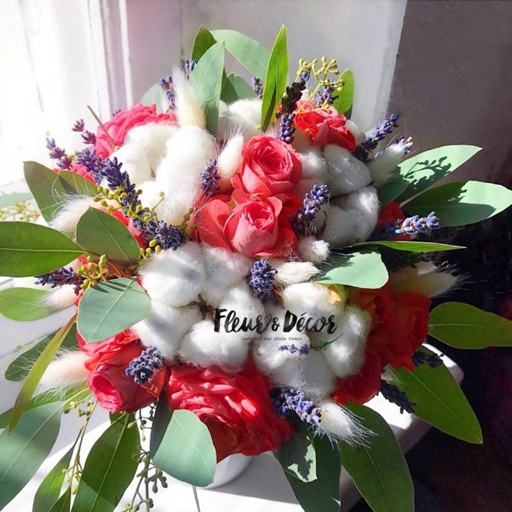 свадебный букет с розами и эвкалиптом