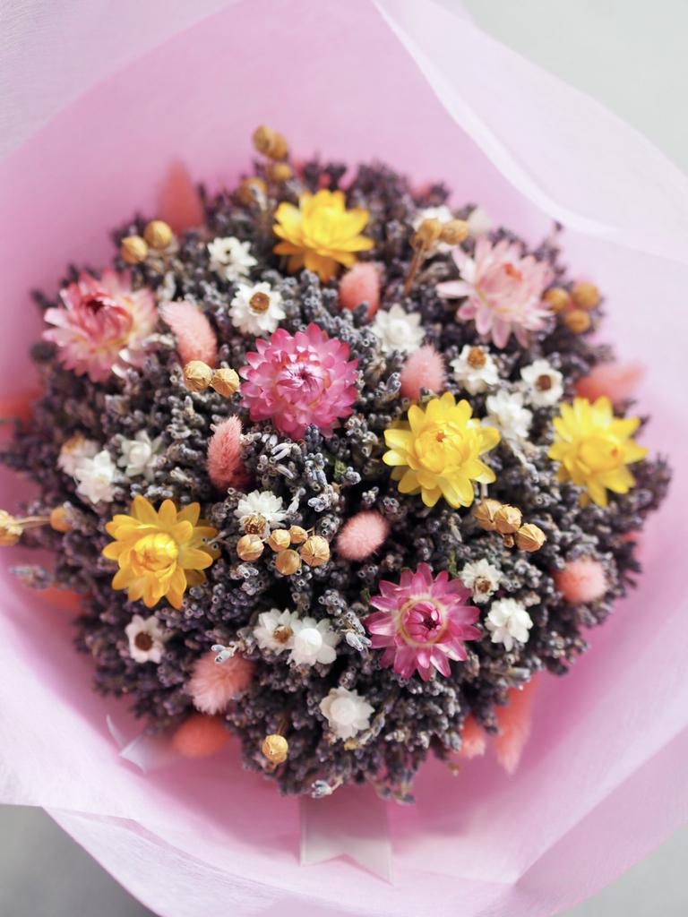 яркий букет из сухоцветов с лавандой