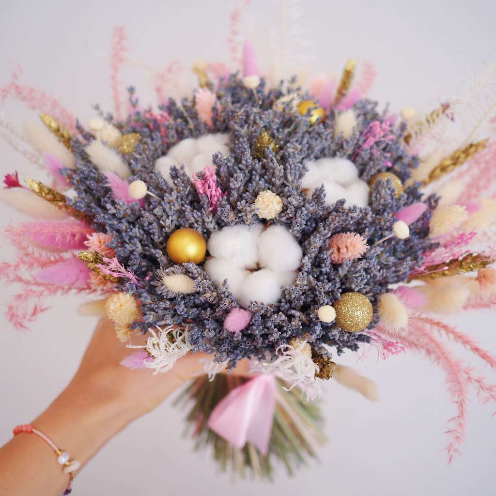 лавандовый букет из лаванды и сухоцветов с хлопком