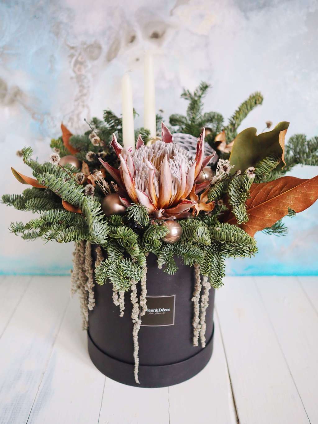 букет зимний из нобилиса в шляпной коробке