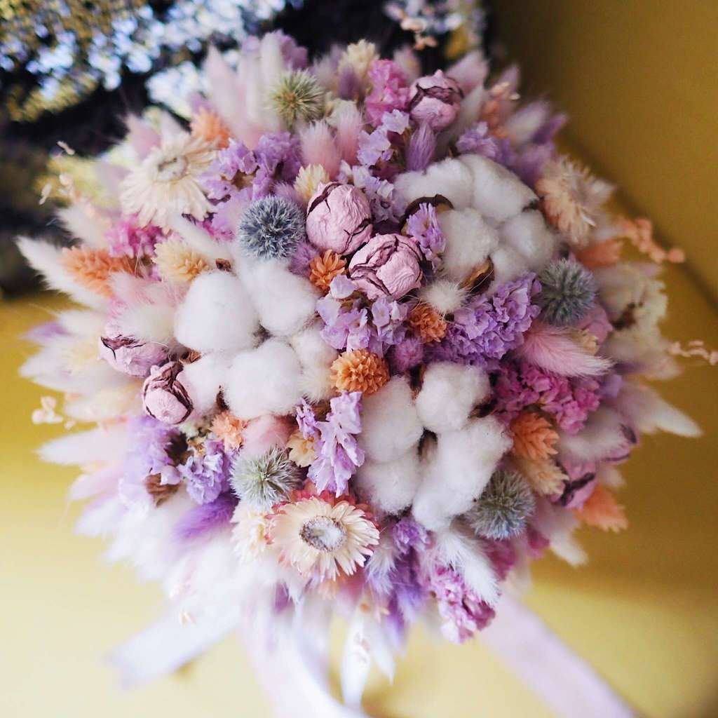 букет из сухоцветов в розовом цвете с хлопком