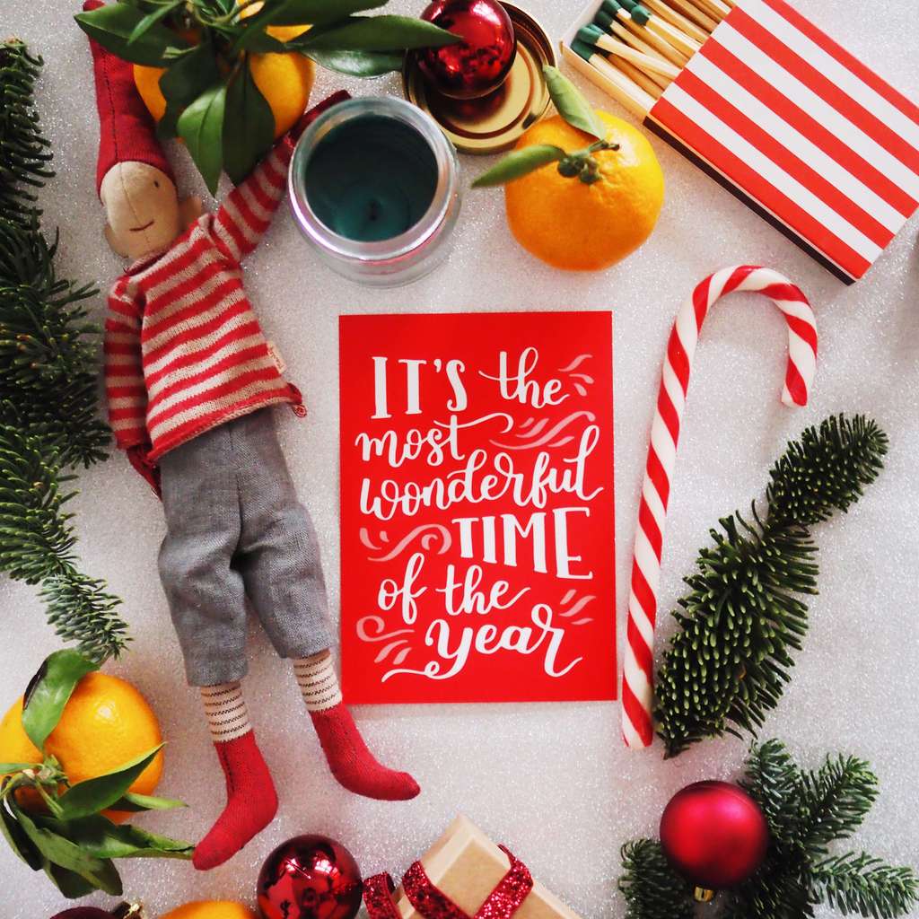 Красная новогодняя открытка