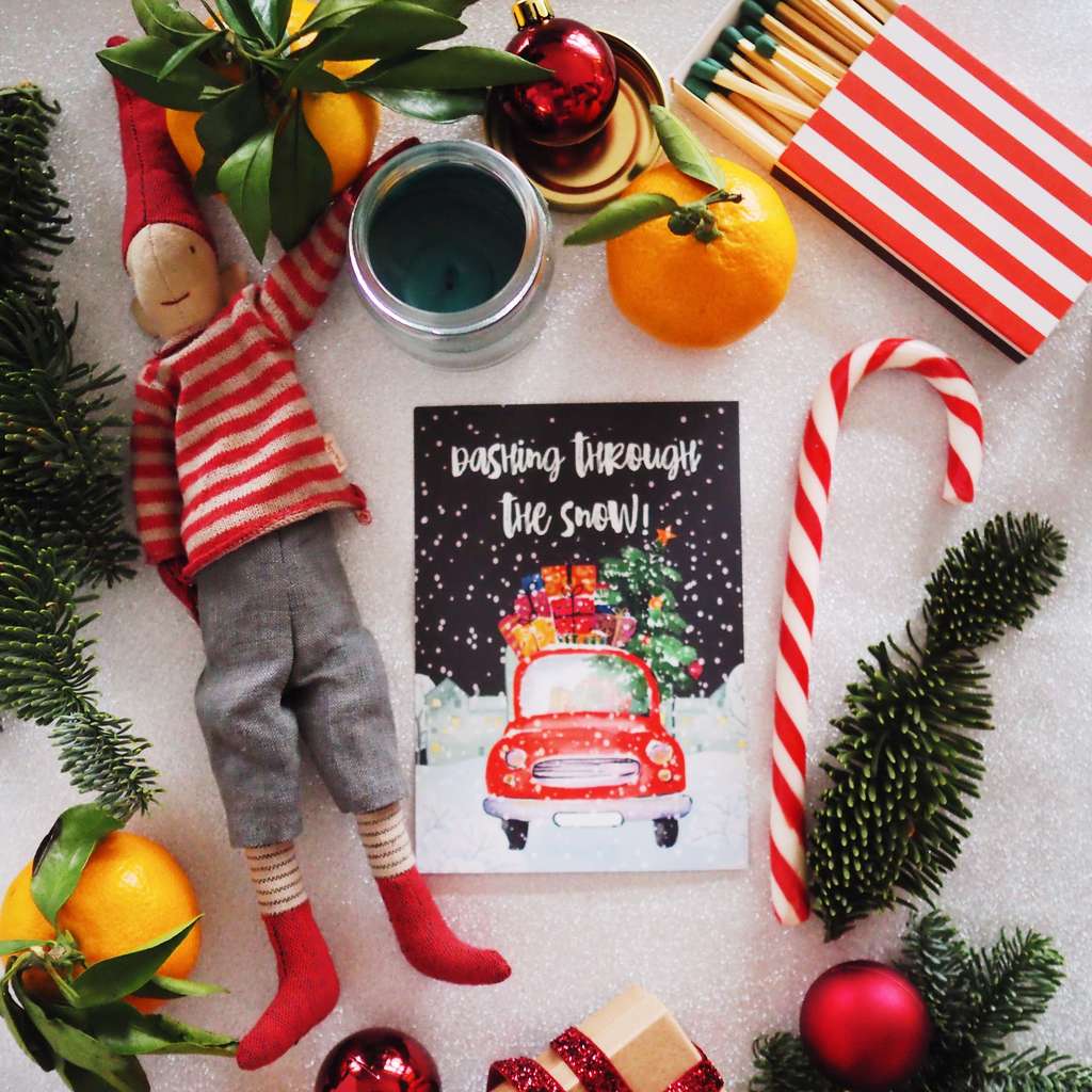 Новогодняя открытка красная машинка с подарками