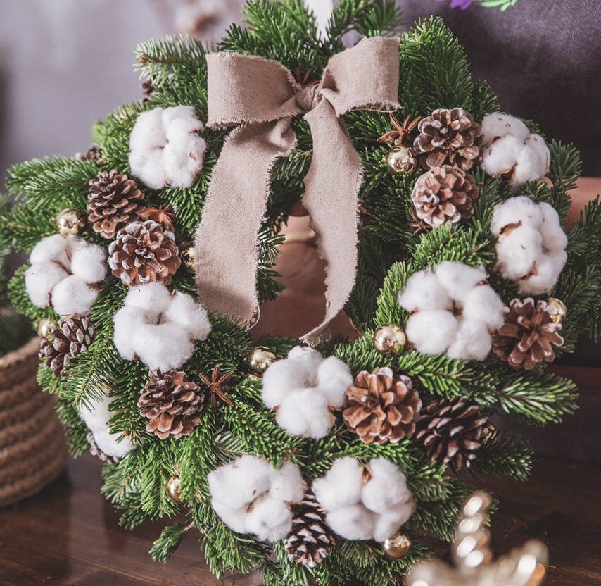 Венок с шишками и хлопком