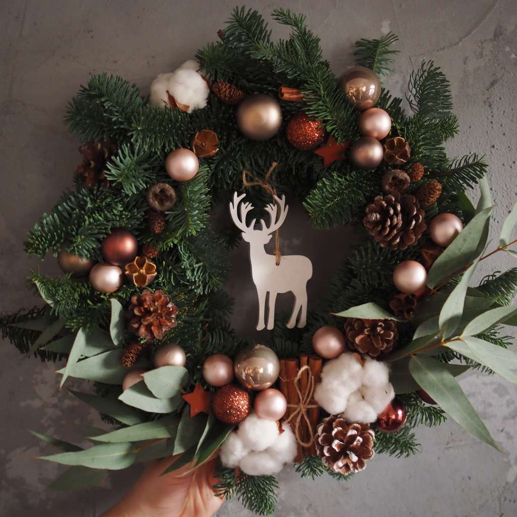 новогодний венок из живой елки шишками и хлопком