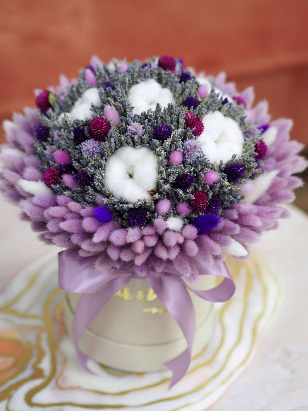 фиолетовый букет в шляпной коробке lafleurdecor.ru