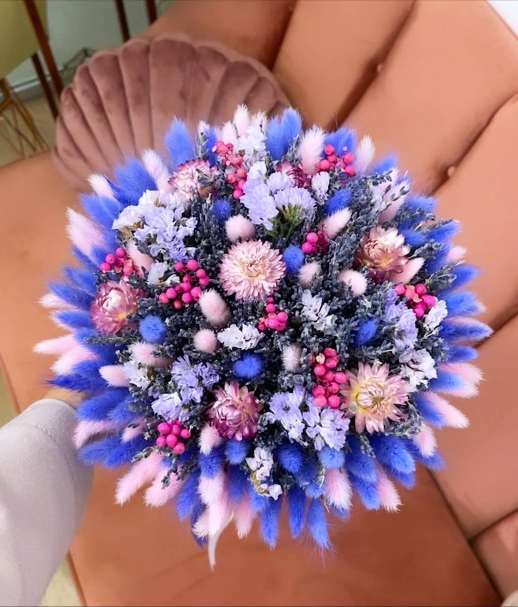 букет из сухоцветов с лагурусом и лавандой