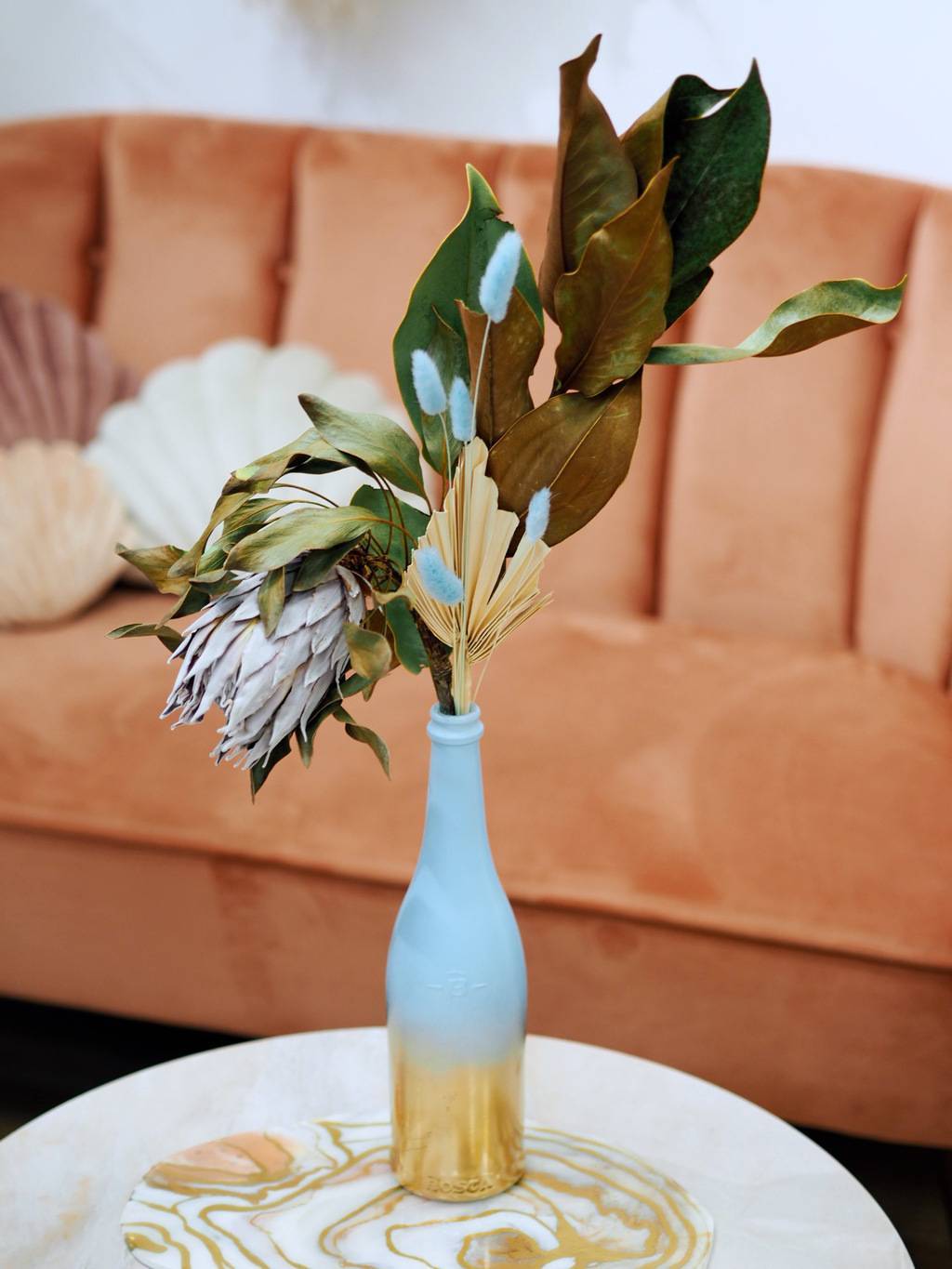 Необычная интерьерная композиция в винной бутылке