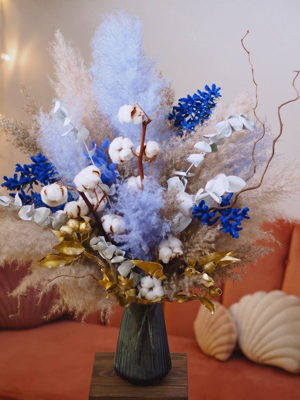 Интерьерная Композиция с синими элементами