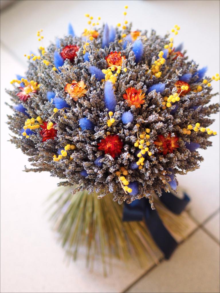 Лавандовый букет с мимозой и лагурусом