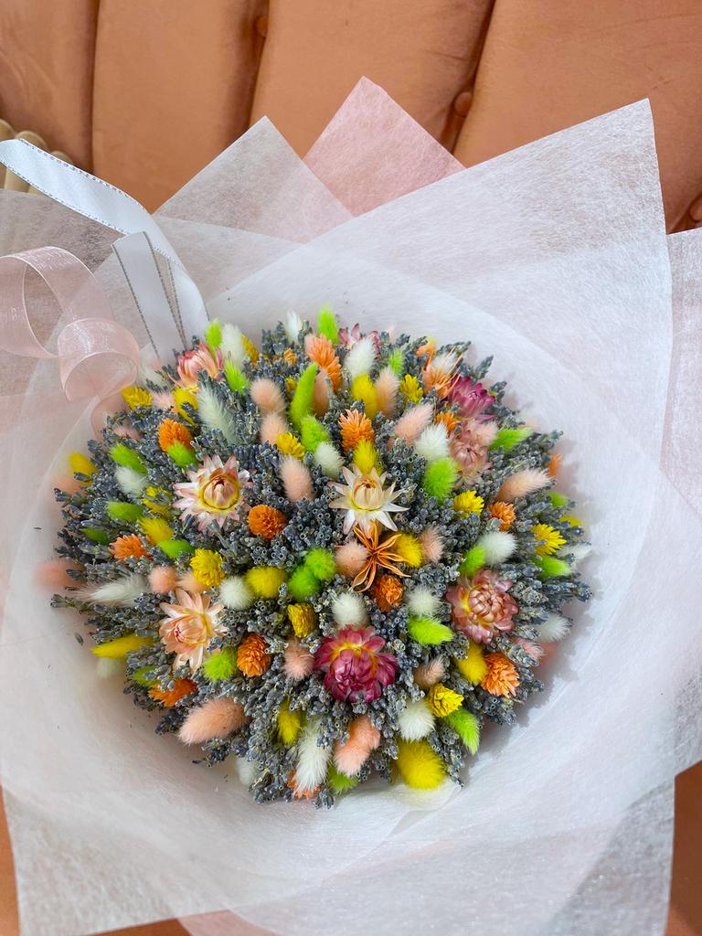 Весенний букет с лагурусом и лавандином