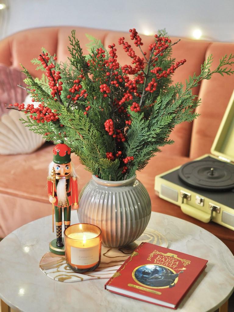 букет из туи и ягод Илекса