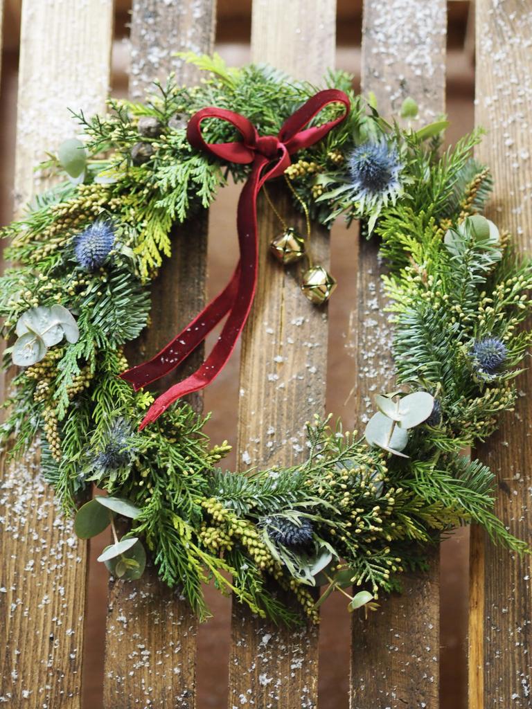 Небольшой новогодний венок с бархатной лентой