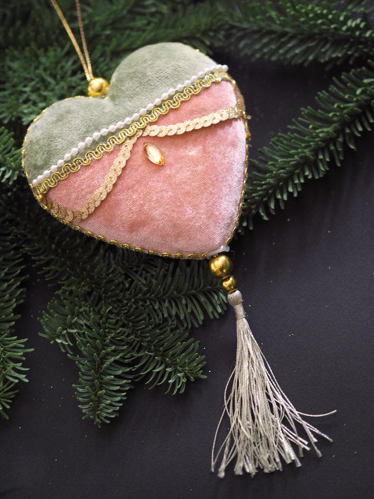 Подвесное украшение на елку бархатное сердце