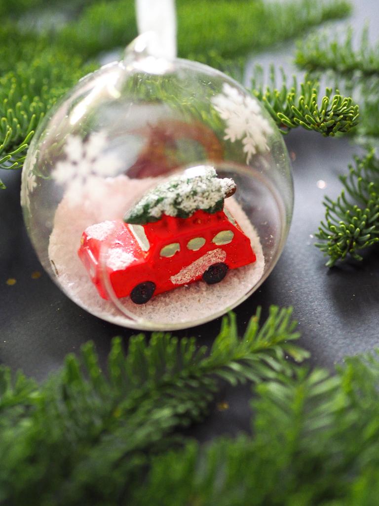 Ёлочное украшение красный ретромобиль