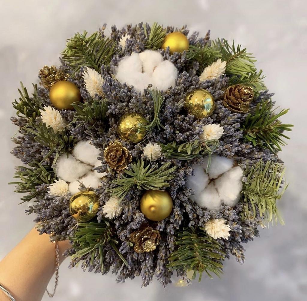 Букет с лавандой, елкой и шишками