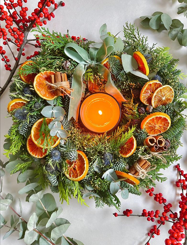 новогодний венок из туи и апельсинов