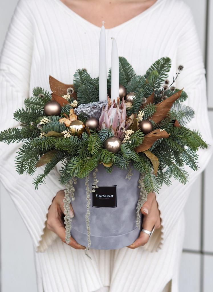 Композиция в шляпной коробке с протеей