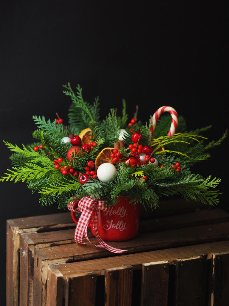 Хвойное украшение для рабочего стола