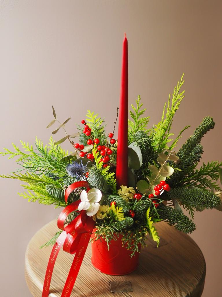 рождественская композиция в красном кашпо