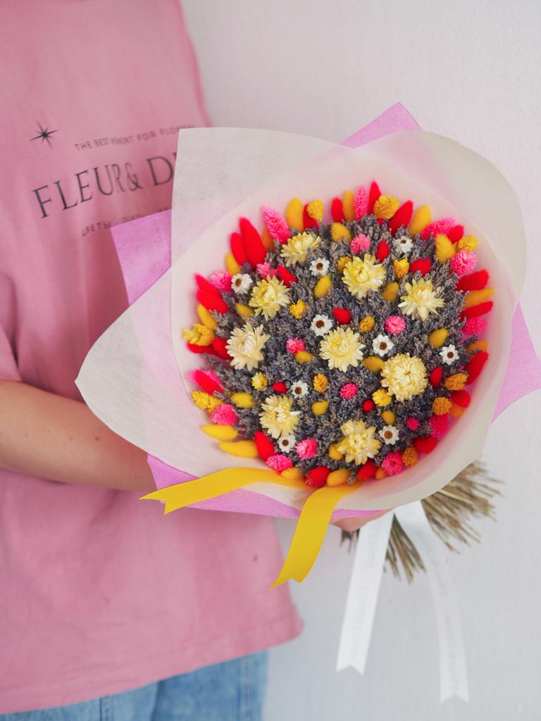 Раскидистый букет из лаванды и яркого лагуруса