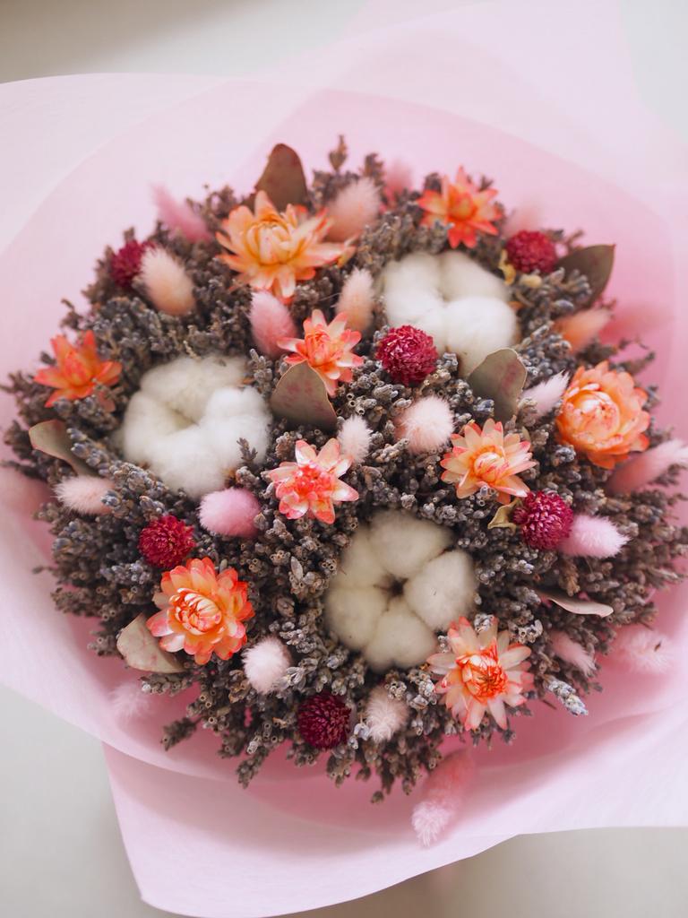 Лавандовый букет с оранжевыми акцентами