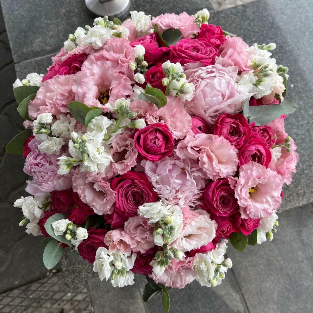 Розовый букет с пионами