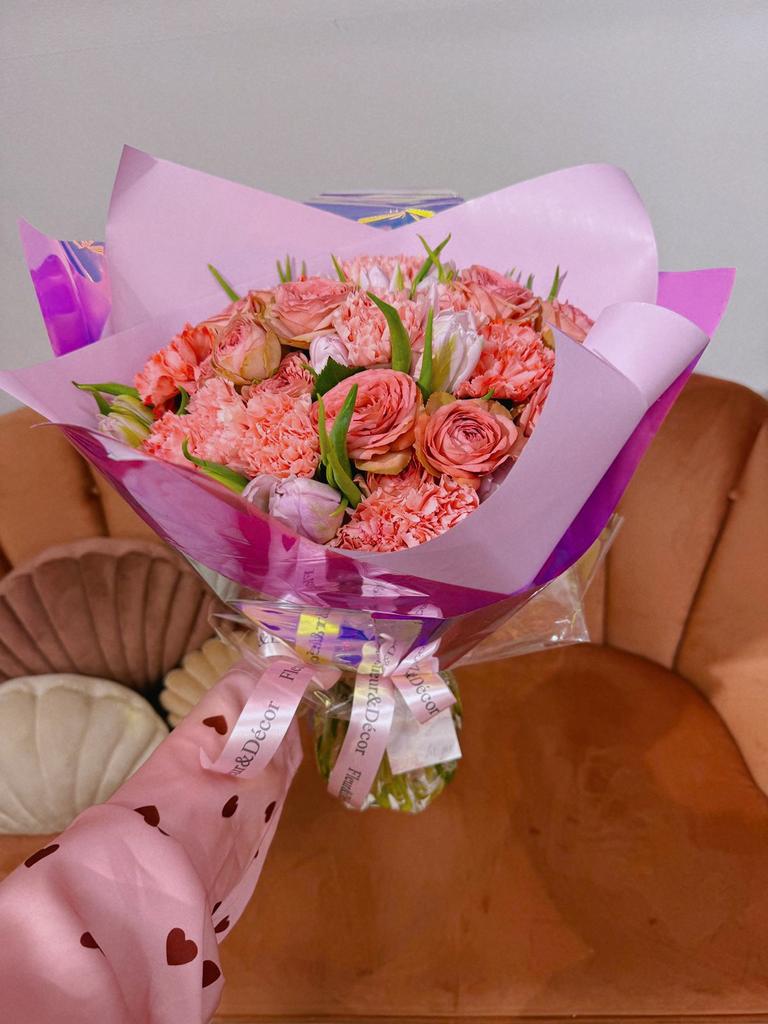 Букет с розами кустовыми и тюльпанами