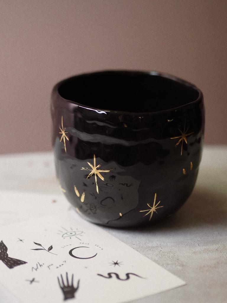 Черное кашпо с золотой росписью