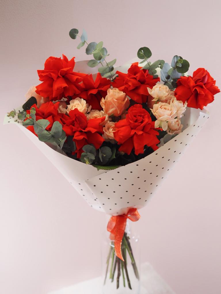 Букет с французскими розами и эвкалиптом