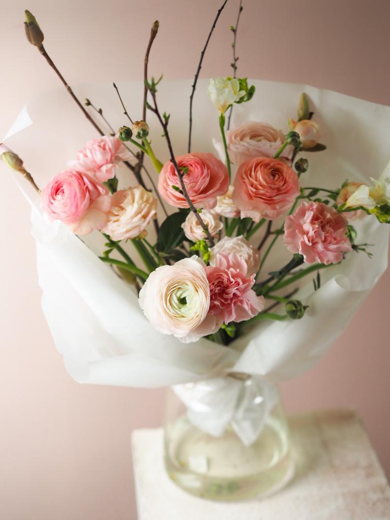 Букет с магнолией и ранюнкулюсами