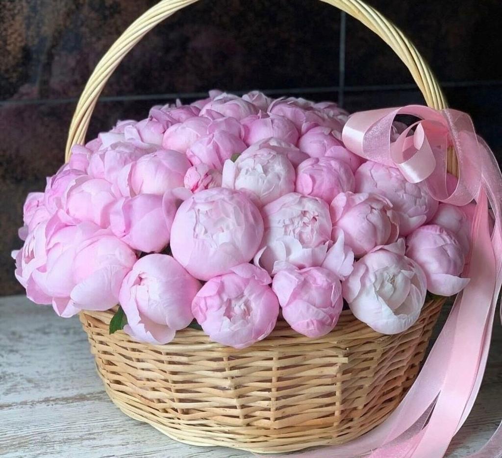 Корзина с пионами