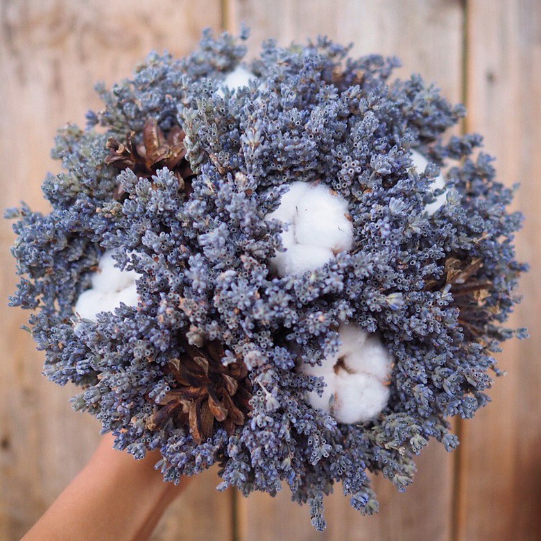 букет из лаванды с шишками
