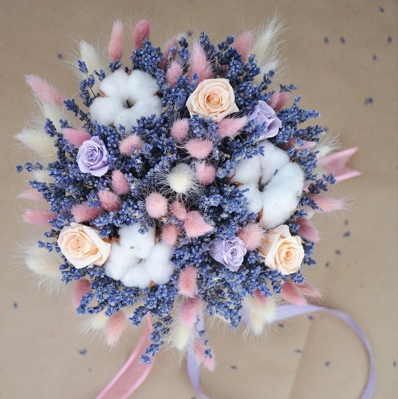 лавандовый букет с розами