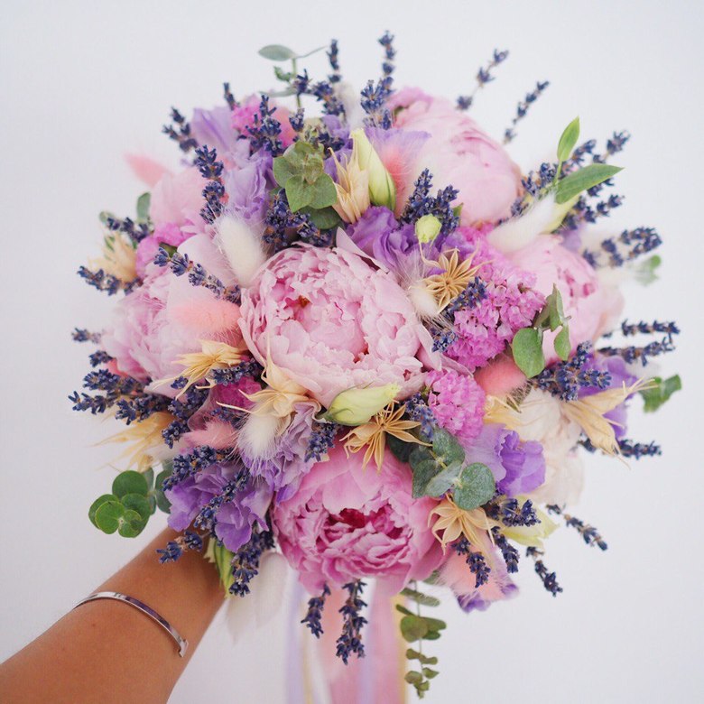букет из пионов и лаванды