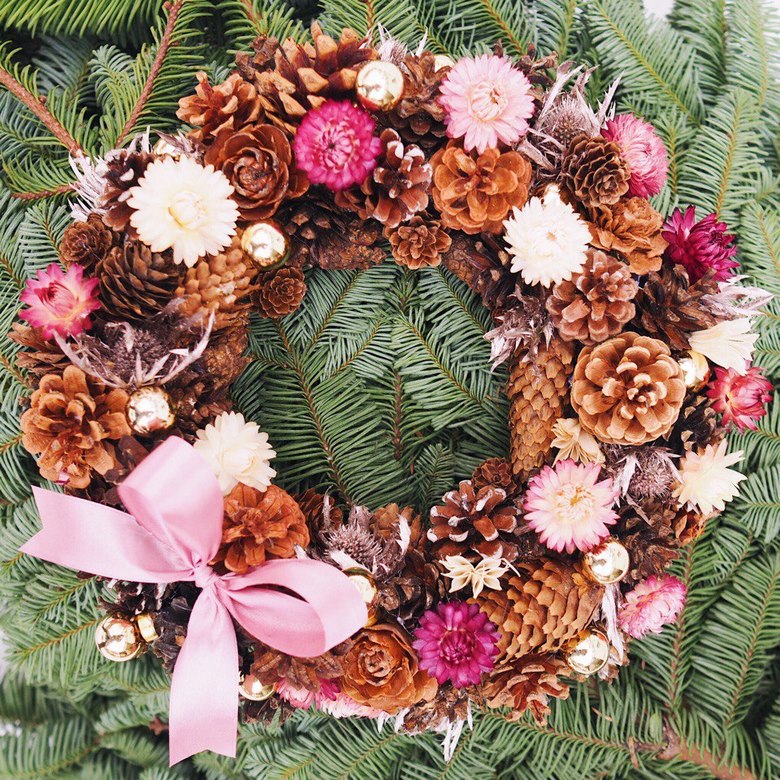 венок из шишек